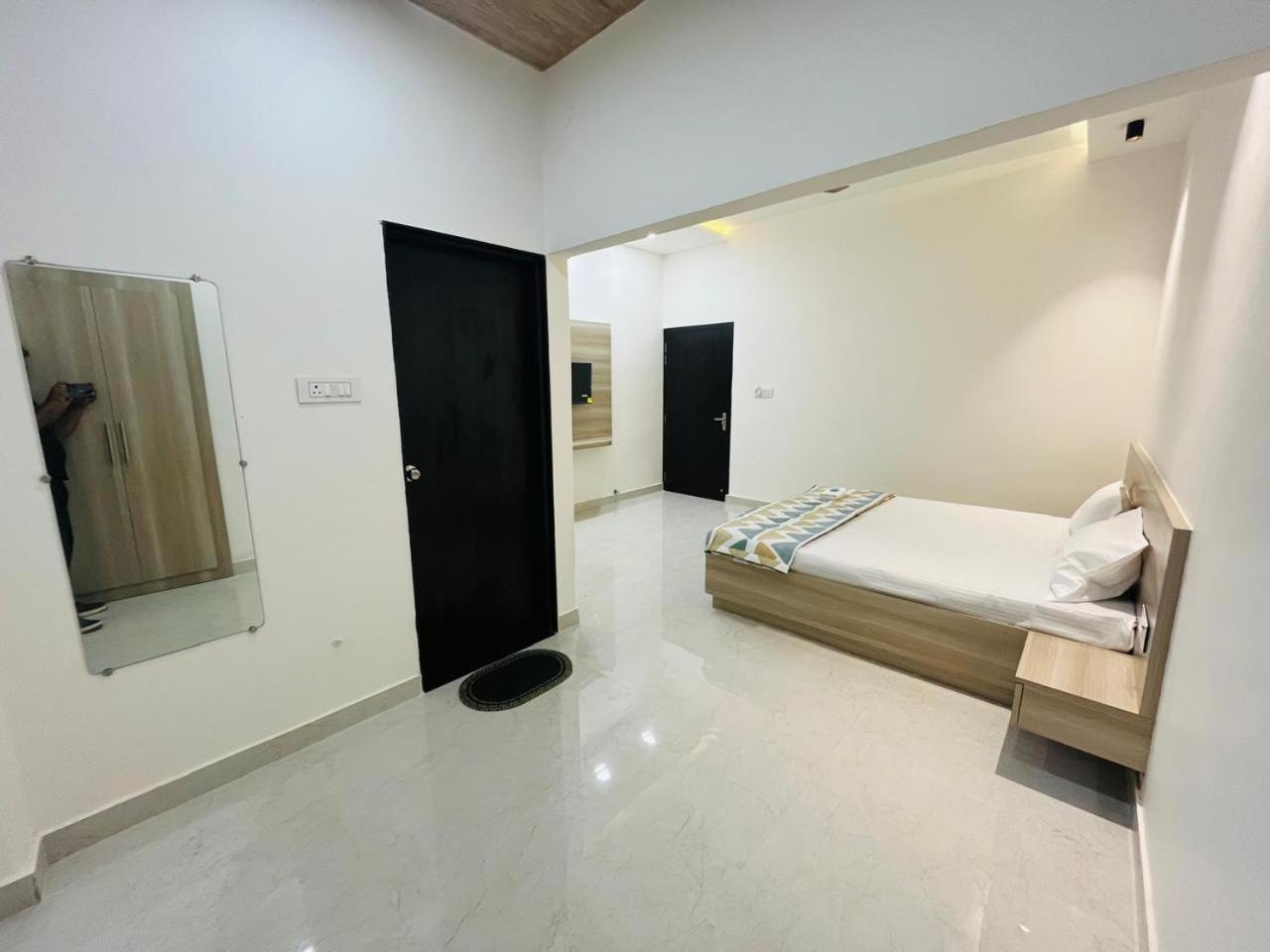 Log Inn Banaras Варанаси Экстерьер фото